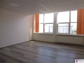 MASARYKOVA: VOĽNÁ kancelária cca 36 m2, 3.p., VÝŤAH - parkovanie