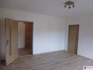 MALÝ ŠARIŠ: Novo-zrekonštruovaný veľký 3-izb.byt so spotrebičmi, 80 m2