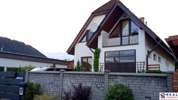 V. ŠARIŠ: Jednopod. RD + obytné podkrovie, pozemok 760 m2- všetky IS