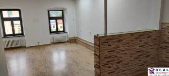 HLAVNÁ: 1.p.- 34,5 m2 - IDEÁLNE na KADERNÍCTVO - VOĽNÉ PRIESTORY
