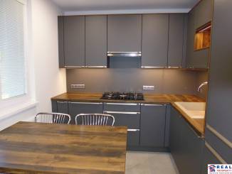 TOP ZREKONŠTRUOVANÝ + ZARIADENÝ 3-izbový byt 71 m2 + loggia, 1.p. 