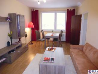 GREŠOVA: Veľký 3-izbový zariadený byt so šatníkom a loggiou, 81 m2  