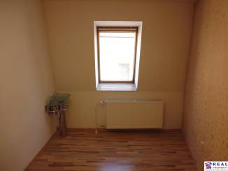 JARKOVÁ: 8,7 m2 - VOĽNÉ nebyt. priestory, UMÝVADLO - ideálne na SLUŽBY