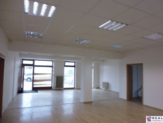 STROJNÍCKA: 138 m2 - PRÍZEMIE - univerzálne OBCHODNÉ priestory